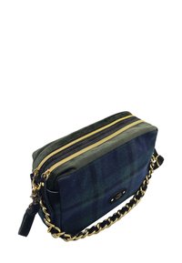 Petit sac à main rectangulaire en tissu écossais vert foncé et marine, avec une fermeture éclair dorée et une bandoulière en chaîne dorée et noire.