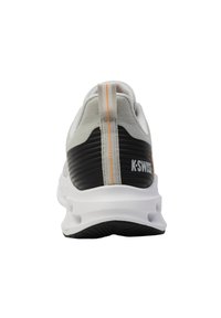 Tenisky K-Swiss s šedou síťovinou, černým strukturovaným patkem, oranžovým akcentem a polstrovanou bílou podrážkou navrženou pro pohodlí a podporu.