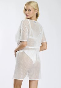 Witte mesh cover-up met korte mouwen en een open pasvorm, met een gestructureerd patroon en een zoomlijn die boven de dijen valt.