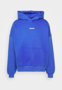 Sweat à capuche bleu avec poche ventrale et petit texte blanc "WRSTBHVR" centré sur la poitrine sur fond uni.