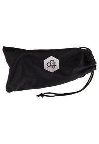 Sacul negru din material textil, cu închidere prin șnur. Prezintă un logo hexagonal alb. Textură netedă, cu o formă simplă și alungită.