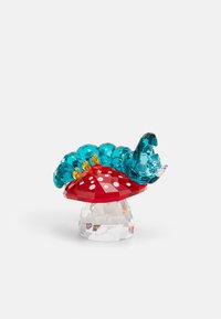 Caterpillar di cristallo su un fungo rosso. Il bruchino è turchese con accenti gialli, e il fungo ha macchie bianche e una base trasparente.