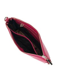 Borsa in pelle rosa con stampa a croco e chiusura con zip, caratterizzata da un interno foderato con accenti neri e molteplici scomparti.