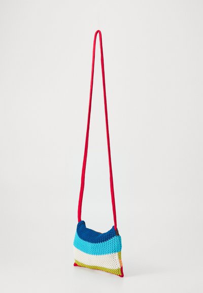 Borsa a tracolla all'uncinetto con forma curva, caratterizzata da strisce blu, turchese, bianche e verdi, tracolla rossa e tessuto testurizzato.