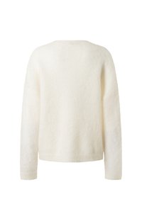 Cremfarbener Strickpullover mit weicher Textur, Rundhalsausschnitt und langen Ärmeln. Schlichtes Design ohne sichtbare Muster oder Hardware.