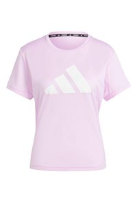 Camiseta deportiva de color rosa claro, hecha de material sintético, con mangas cortas y un gran logo blanco de Adidas en el frente. Banda negra de "RUNNING" en el cuello.