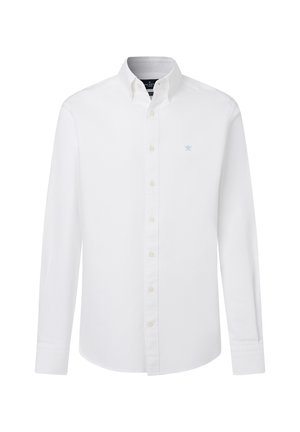 Witte blouse met lange mouwen en knopen, een button-down kraag en een klein blauw geborduurd logo op de linkerborst.