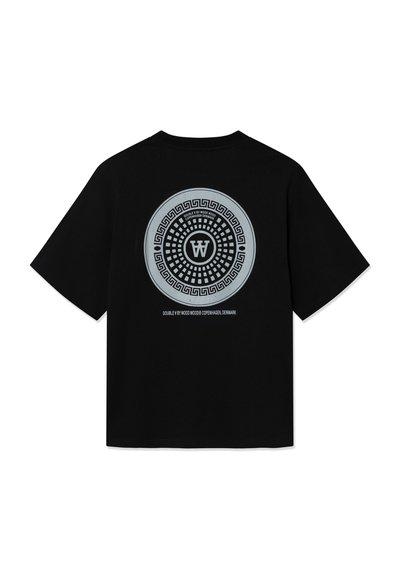 Μαύρο βαμβακερό T-shirt με κυκλικό γκρι γραφικό σχέδιο στην πλάτη που διαθέτει γεωμετρικό μοτίβο και το λογότυπο της μάρκας στο κέντρο.