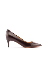 Scarpa con tacco alto in pelle marrone, punta affusolata e tacco di 6 cm. Texture liscia con un design minimalista e senza decorazioni.