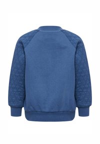 Blå sweatshirt med en texturerad, quiltad design på ärmarna och en slät kropp. Ribbad mudd och nederkant med rund halsringning, med raglanärmar.