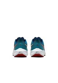 Sportovní obuv Nike s horní částí z teal síťoviny, oranžovými a červenými akcenty, polstrovanou bílou podrážkou a strukturní patou.