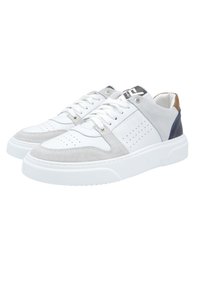 Sneaker bianche con dettagli in suede grigio, caratterizzate da un motivo perforato, punta tonda, suola in gomma bianca e dettaglio posteriore beige. Design con lacci.