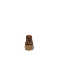 Stivali alla caviglia con stampa leopardo, parte superiore in finta pelle marrone, suola piatta e una linguetta sul retro per una facile calzata.