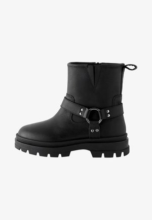 Schwarze Leder-Stiefeletten mit einer robusten Sohle, seitlichem Reißverschluss, einem Riemenakzent mit Metallring und strukturiertem Obermaterial.