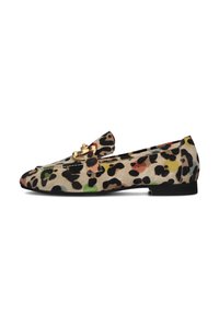 Leopardprint platte schoenen met een suède textuur, voorzien van een goudkleurig hardware accent en een zwarte zool. Ontworpen met een ronde neus en een strikdetail.