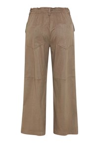 Brede broek in lichtbruine suède stof, met een elastische tailleband en twee achterzakken met ruitvormige stiksels.