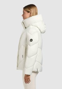 Witte pufferjack met een hoge kraag en capuchon, met een gequilt ontwerp en zwart logoaccent op de mouw. Glad textuur en aangesloten pasvorm.