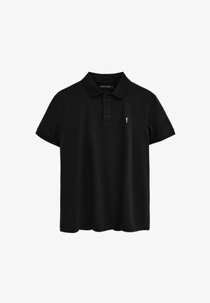 Polo negro de manga corta con cuello, tapeta de tres botones y pequeño logo bordado en blanco con una figura en el pecho izquierdo.