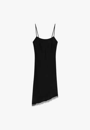 Robe nuisette noire sans manches avec bretelles fines et ourlet en dentelle asymétrique, présentée sur fond blanc.