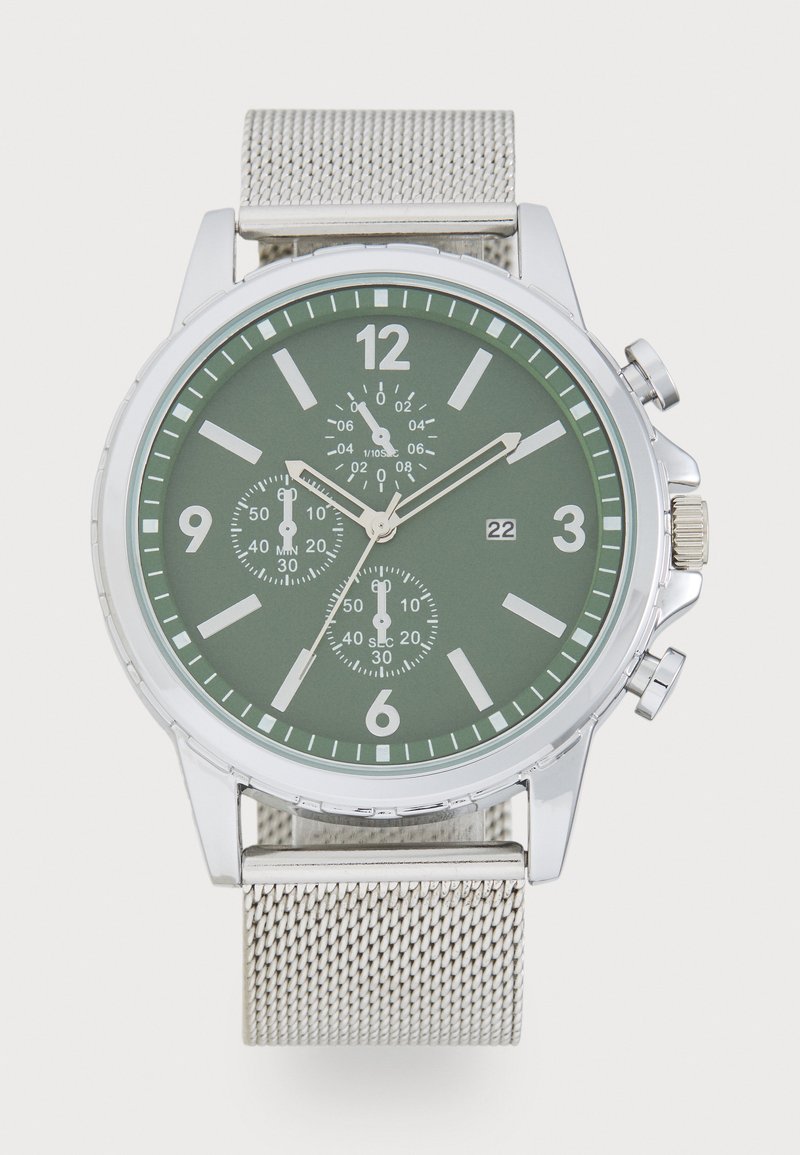 Silberne Metalluhr mit grünem Zifferblatt, weißen Stundenmarkierungen und Chronographen-Subzifferblättern. Verfügt über ein silbernes Mesh-Armband und ein Datumsdisplay.