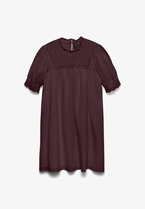 Burgundin mekko, joka on valmistettu kevyestä kankaasta, ja jossa on pitsikuvioitu kaulus, lyhyet puffihihat ja aallotetut helman yksityiskohdat. Takana vetoketjusuljenta.