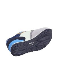 Chaussure composée d'un mélange de matières bleues, marine, vert clair et grises, avec une semelle en caoutchouc texturée et un détail de logo sur le côté.