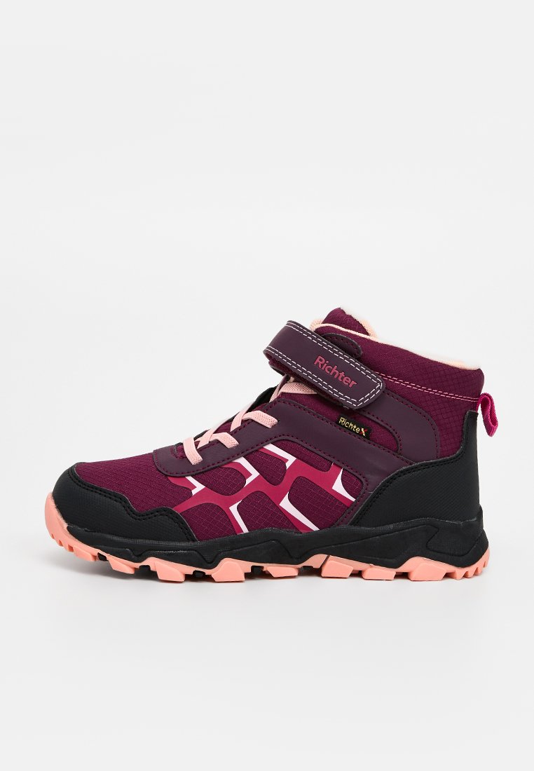 Botte de randonnée bordeaux avec des accents roses, dotée d'une sangle Velcro, d'un dessus en synthétique texturé et d'une semelle en caoutchouc pour la traction.