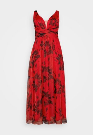Robe maxi florale rouge avec un décolleté en V profond, un corsage froncé et une superposition transparente, ornée de motifs floraux noirs et d'une silhouette fluide.