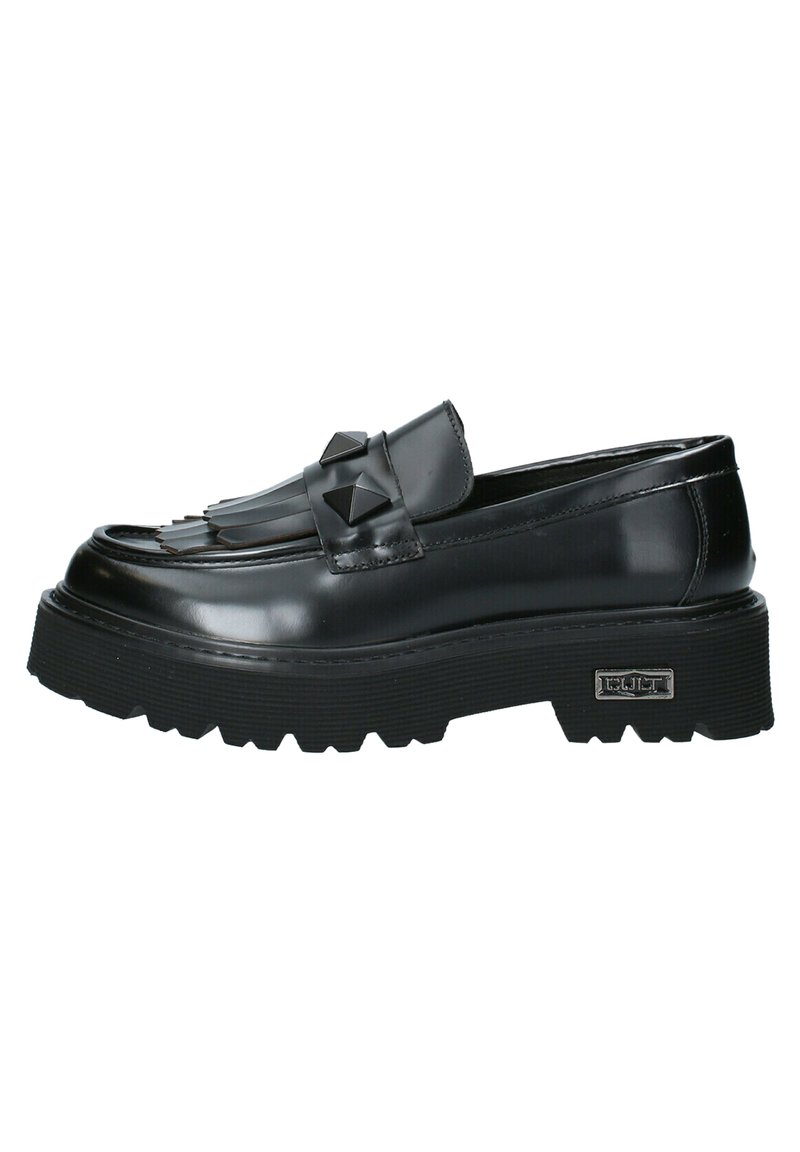 Mocasines de charol negro con una suela gruesa y texturizada, que presentan un fleco decorativo y acentos en forma de pirámide en la parte superior.