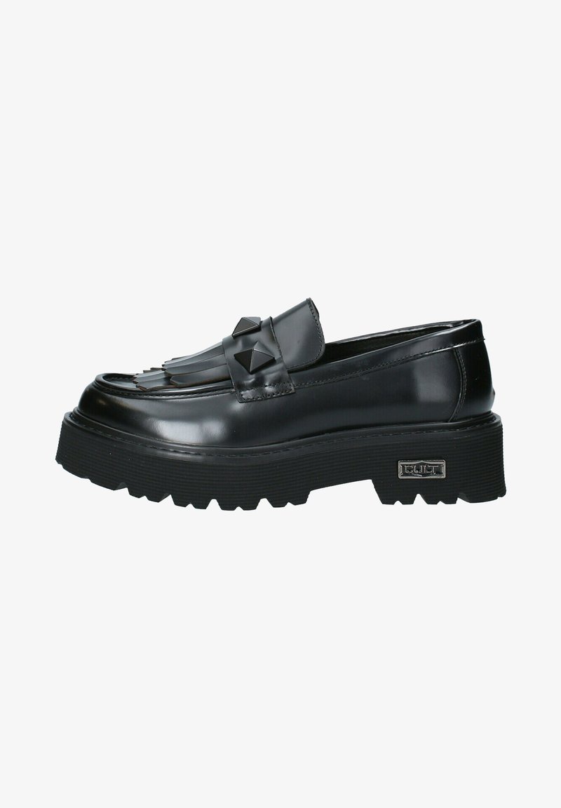 Mocasines de charol negro con una suela gruesa y texturizada, que presentan un fleco decorativo y acentos en forma de pirámide en la parte superior.