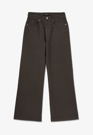 Široke, temno rjave kavbojke iz bombaža. Imajo standardne žepke in kovinsko zaklepanje, s subtilnimi detajli v šivanju.