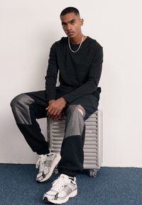 The North Face M RETRO DENALI PANT - Tracksuit bottoms - black/moonstone grey