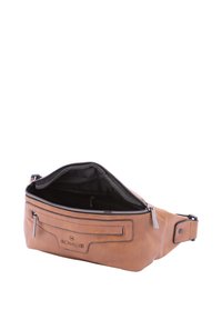 Marsupio in pelle marrone con apertura zip, tasca interna e tasca esterna con zip. Presenta una texture liscia e dettagli di cucitura discreti.