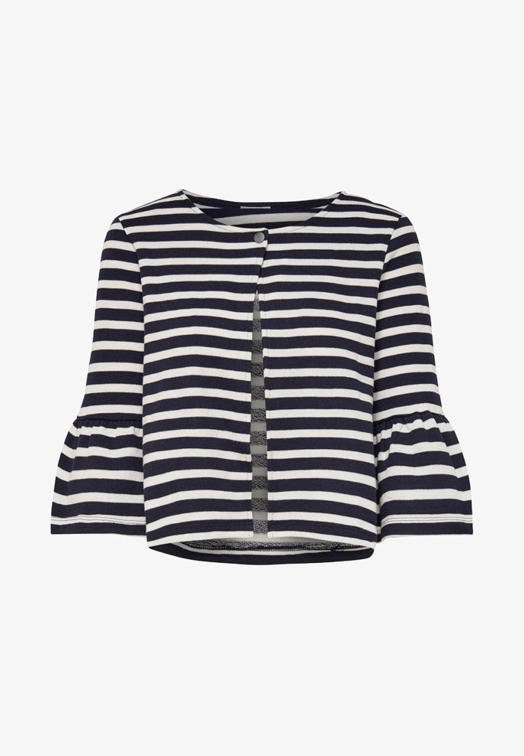 Cardigan court rayé bleu marine et blanc avec manches cloche trois-quarts et une fermeture par un seul bouton au niveau de l'encolure.