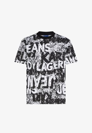 Schwarzes und weißes T-Shirt mit Rundhalsausschnitt, einem gesprenkelten Farbdesign und großem, fett gedrucktem, sich überlappendem Text mit den Worten „KARL“ und „JEANS“.
