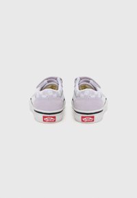Lila Vans-skor med överdel i mocka, rutigt mönster, vit mellansula och röd logotyp på hälen. Texturerad yta med mjukt material.