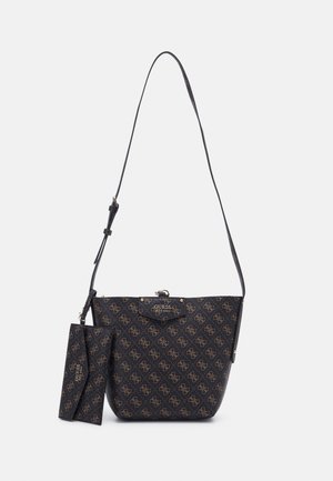 Sac bandoulière noir avec motif monogramme, accents en métal doré, sangle ajustable, comprend une pochette détachable, texture lisse.