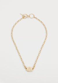 Zelta sairu ķēdīte ar poga slēdzeni un ovālu piekariņu, uz kura virsmas ir iegravēts logo un dibināšanas datums.