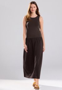 Robe marron sans manches avec un haut ajusté et une jupe froncée longueur cheville. Tissu doux, design simple et taille élastique.