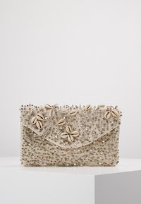 Beige kuvertväska med blommiga detaljer, snäckskalsdetaljer och silvernitar. Texturerad yta med en vikflik och kedjestropp.