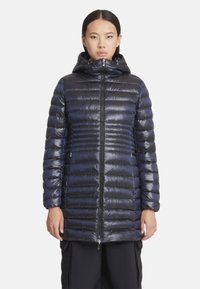 Marineblauwe pufferjas met een glanzende, doorgestikte textuur, volledige ritssluiting en verstelbare capuchon. Voorzien van ritssluitingen aan de zijkanten en een gestroomlijnde pasvorm.