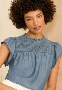 Love & Roses FLUTTER SLEEVE SHELL - REGULAR FIT - Bluse - blue chambray