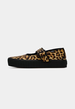 Sko med leopardmønster, der glides på med en sort ribbet sål og en spænde.rem, med flad design og blød stoftekstur.
