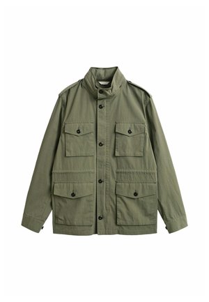 Olijfgroene militaire jas met opstaande kraag, knoopsluiting aan de voorkant, vier klepzakken met zwarte knopen en epauletten op de schouders.