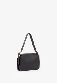 Borsa a tracolla in pelle nera con chiusura a zip, forma rettangolare piatta e una tracolla regolabile. Accenti in metallo dorato.