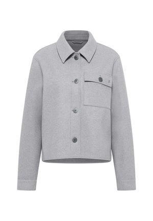 Grijze cropped jas van zachte stof, met een klassieke kraag, sluiting met knopen aan de voorkant, en een enkele borstzak met knoopdetail.