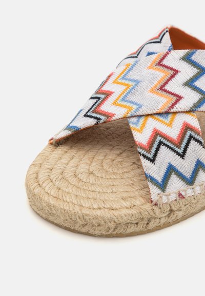 Sandale espadrille avec des brides en tissu tressé croisé au motif zigzag multicolore, semelle en corde de jute et intérieur lisse beige.