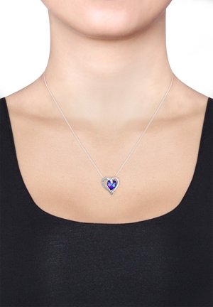 Silbernes herzförmiges Anhänger-Halsband mit einem lila Stein in der Mitte, umgeben von klaren Steinen, an einer feinen Kette.