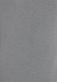 Ανοιχτό γκρι βαμβακερό t-shirt με λεία υφή, ριμπ ύφασμα και χωρίς εμφανή σχέδια ή διακοσμητικά στοιχεία. Απλός και πολυχρηστικός σχεδιασμός.