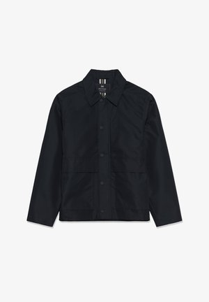 Mustast joped, millel on kraega kaelus, ees klõpskinnitused ja kaks suurt alumist taskut. Sile tekstuur ja lihtne, puhas disain.